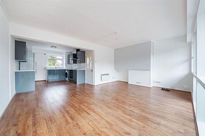 3 Bedroom Flat To Rent In Parkleys, Ham, Richmond, TW10