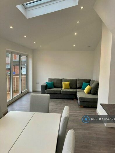4 Bedroom End Of Terrace House To Rent In Croom Walk, Manchester, M40