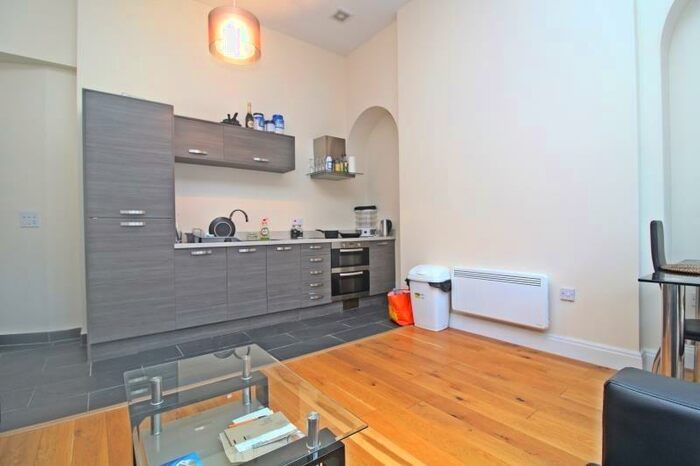 2 Bedroom Flat To Rent In Kings Court High, Newport, Gwent, NP20