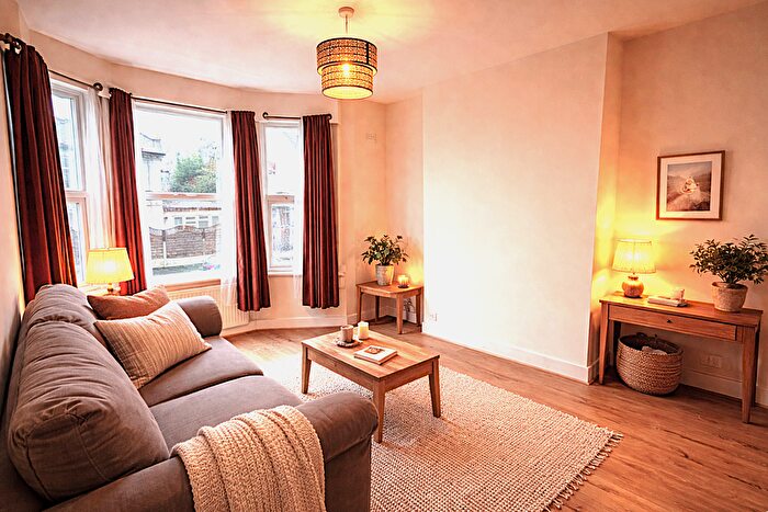 2 Bedroom Flat For Sale In Meads Road, London, N22