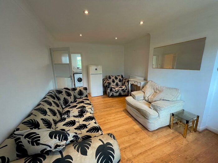 2 Bedroom Flat To Rent In Edgware, Middlesex, HA8
