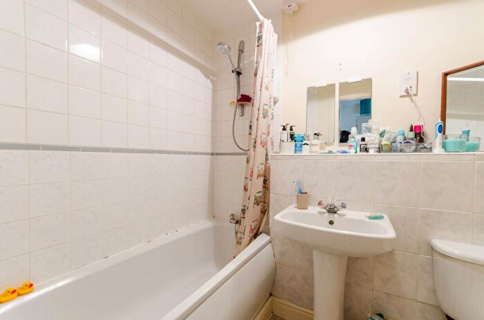 1 Bedroom Flat To Rent In Winery Lane, Kingston, Kingston Upon Thames, KT1