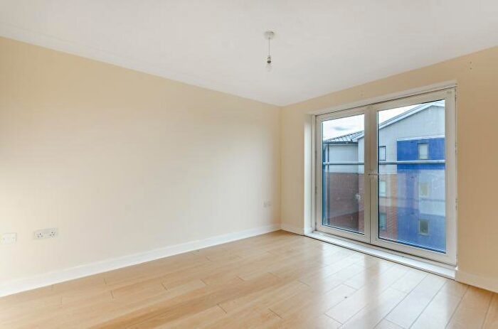 2 Bedroom Flat For Sale In Damask Court, Cleeve Way, Sutton, Surrey, SM1