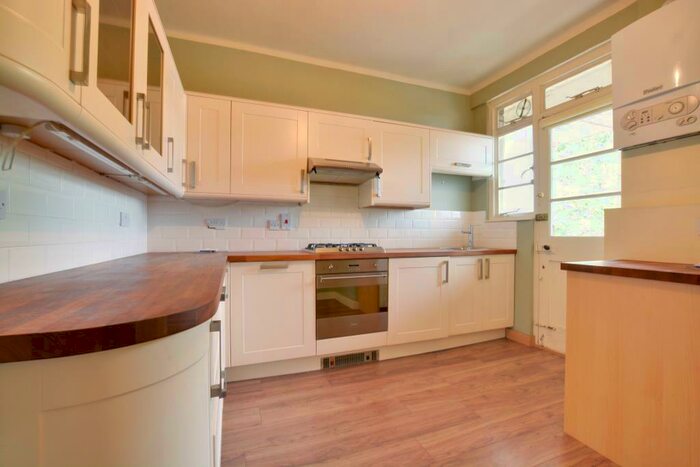 2 Bedroom Apartment To Rent In Selwyn Court, Blackheath, London, SE3