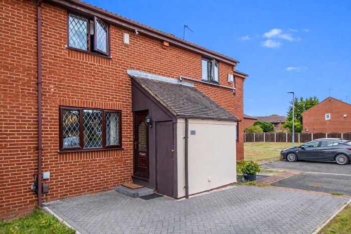 2 Bedroom Town House For Sale In Sycamore Copse, Wakefield, WF2
