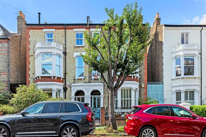 2 Bedroom Flat To Rent In Elms Road, London, SW4