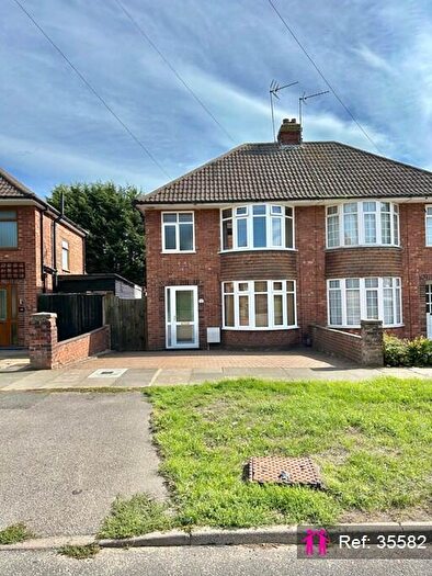 3 Bedroom Semi-Detached House For Sale In Elmcroft Road, Ipswich, IP1