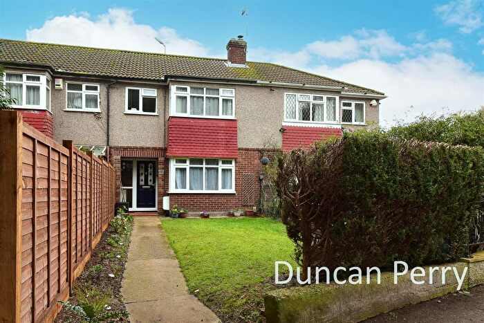 3 Bedroom Terraced House For Sale In Pooleys Lane, Welham Green, AL9