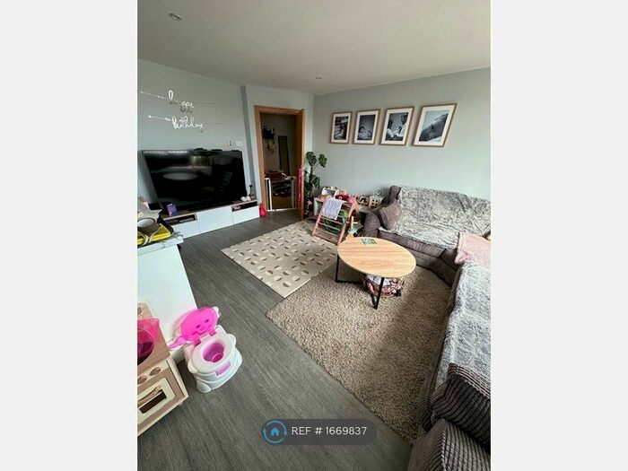 2 Bedroom Flat To Rent In Hollies House, Potters Bar, EN6