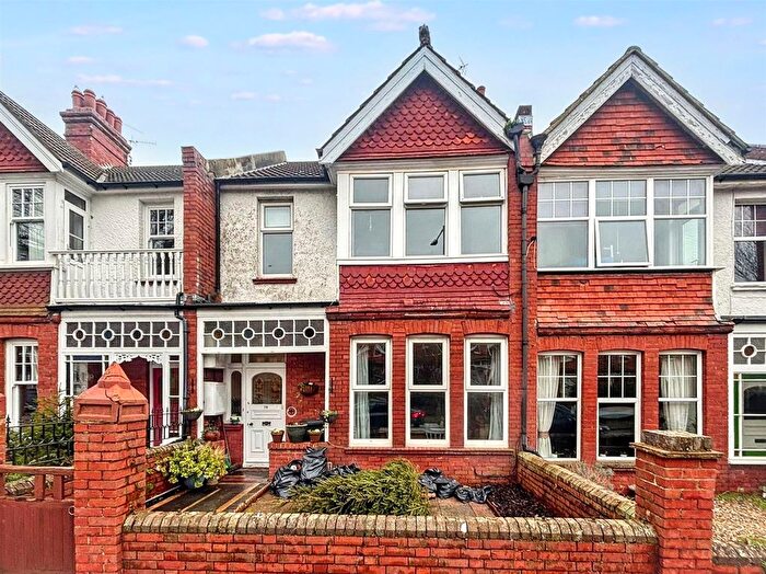 2 Bedroom Flat For Sale In Victoria Drive, Eastbourne, BN20