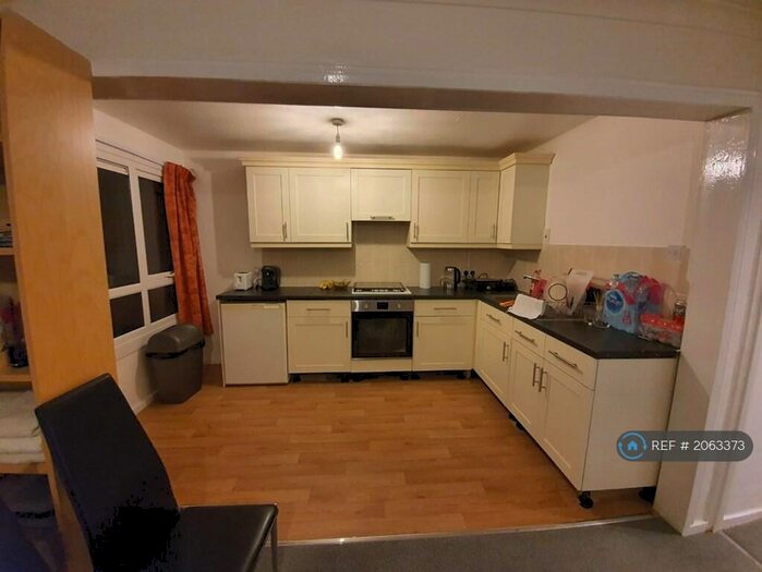 2 Bedroom Flat To Rent In Netherfield, Milton Keynes, MK6