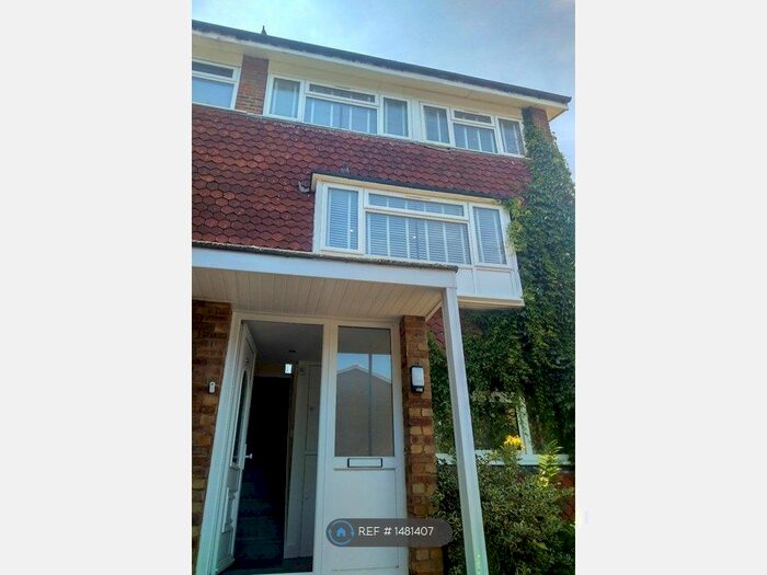 3 Bedroom Maisonette To Rent In Oakways, London, SE9