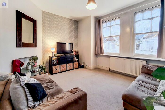 3 Bedroom Flat To Rent In Salterford Road, London, SW17