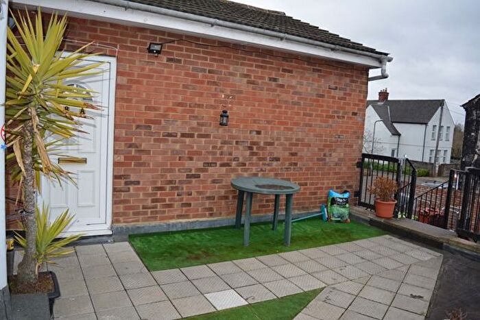 3 Bedroom Flat To Rent In Large Bedroom First Floor Flat, Queens Park Bedford, MK40