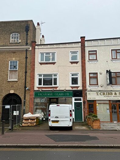 2 Bedroom Flat To Rent In St. Marys Lane, Upminster, RM14