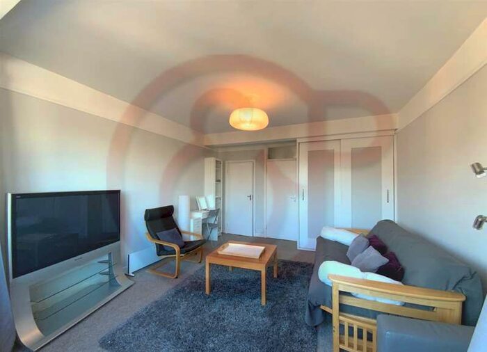 Flat To Rent In Goldhawk Road, Shepherds Bush, W12