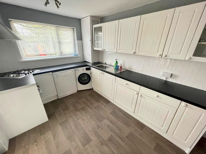 2 Bedroom Property To Rent In Staveley Road, Luton, LU4
