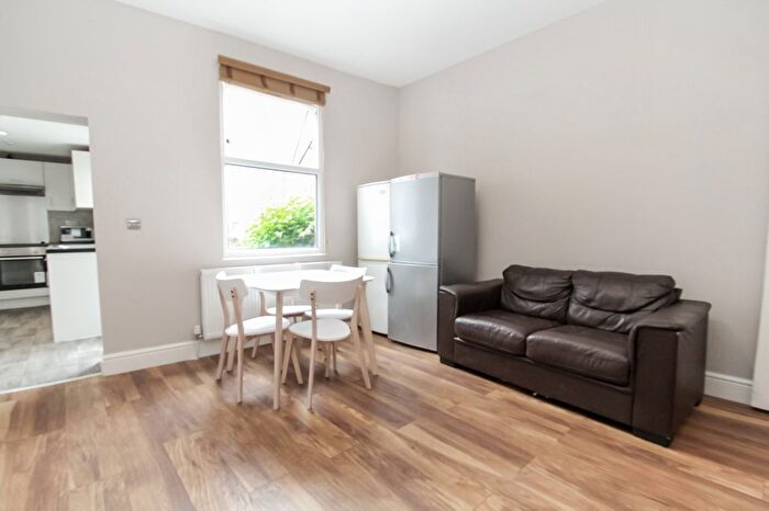 3 Bedroom Detached House To Rent In Archery Place, Woodhouse, Leeds, West Yorkshire, LS2