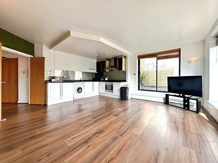 2 Bedroom Flat To Rent In South Parade, Leeds, West Yorkshire, LS1