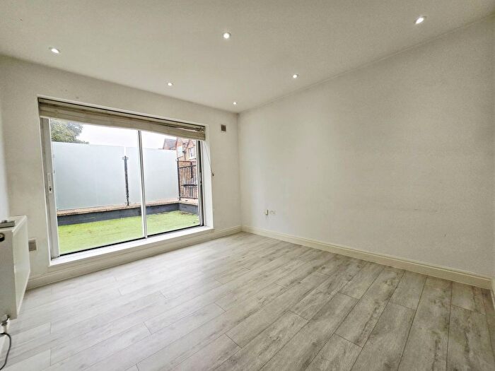 3 Bedroom Flat To Rent In Kings Road, Wimbledon, SW19