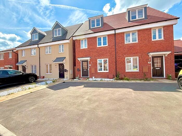 3 Bedroom Town House For Sale In Rothbury Mead, Thorn, LU5