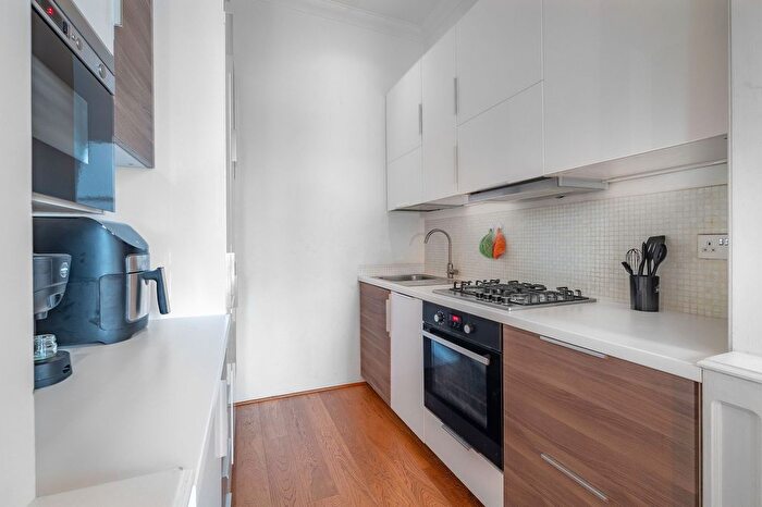 2 Bedroom Flat For Sale In North End Road, Fulham, London, SW6