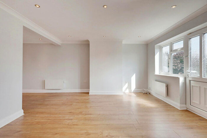 2 Bedroom Flat For Sale In London Road, Hadleigh, SS7