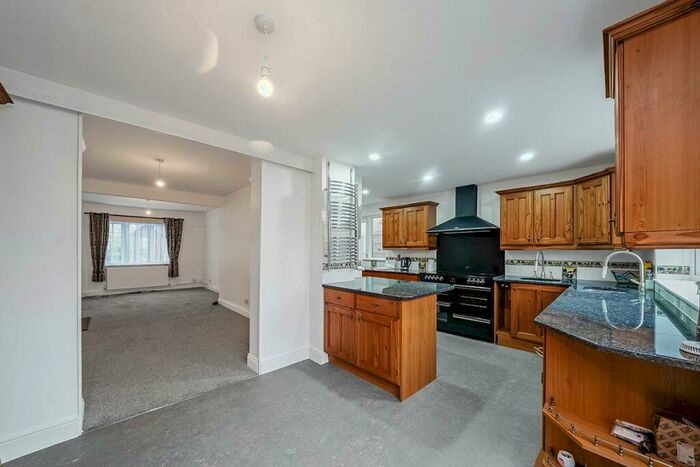 3 Bedroom Terraced House To Rent In Amesbury Drive, North Chingford, E4