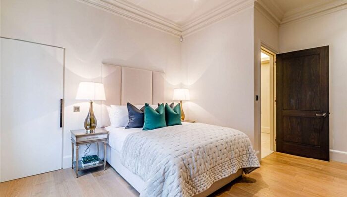 3 Bedroom Flat To Rent In Duke Street, Mayfair, London, W1K