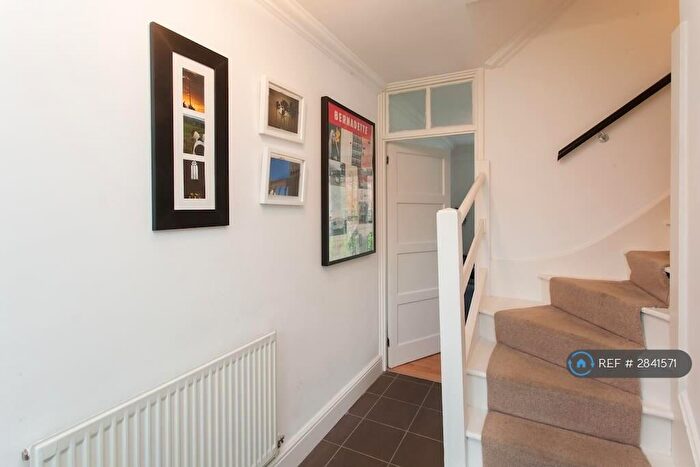 2 Bedroom Maisonette To Rent In Royal Oak Court, London, N1