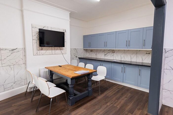 7 Bedroom Semi-Detached House To Rent In Headingley Avenue, Leeds, LS6