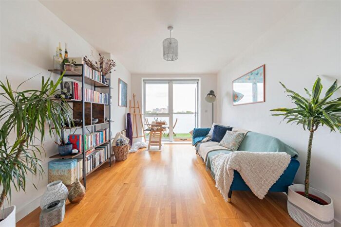 1 Bedroom Apartment To Rent In Butterfly Court, N15