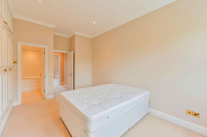3 Bedroom Maisonette To Rent In St George's Square, Pimlico, London, SW1V
