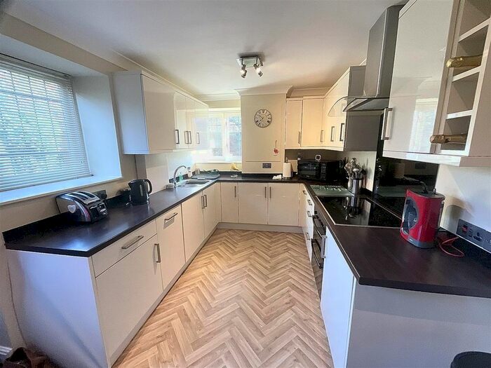 2 Bedroom Flat To Rent In Weaponness Park, Scarborough, YO11
