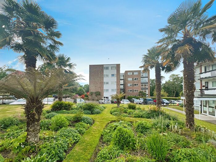 2 Bedroom Flat For Sale In Paddockhall Road, Haywards Heath, RH16