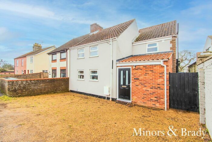 3 Bedroom Semi-Detached House For Sale In The Heath, Filby, Great Yarmouth, NR29