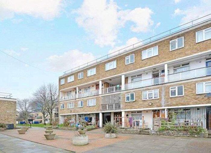 3 Bedroom Maisonette To Rent In Wyllen Close, Cambridge Heath Road, Stepney Green, Whitechapel, Bethnal Green, London, E1