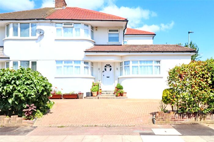 4 Bedroom Semi-detached House For Sale In Tavistock Avenue, Mill Hill, NW7