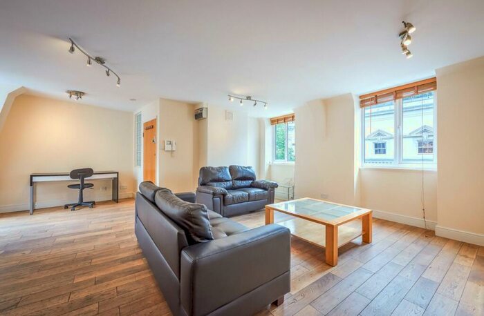 2 Bedroom Flat To Rent In Clerkenwell Green, Farringdon, EC1R