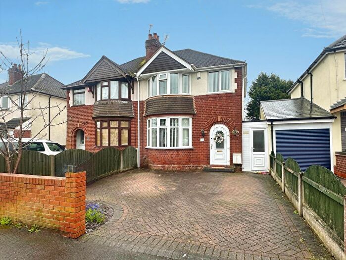 3 Bedroom Semi Detached House For Sale In Poplar Avenue, Wolverhampton, WV11