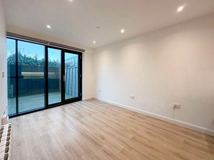 2 Bedroom Flat To Rent In Chesterfield House, Bath Road, Slough, SL1