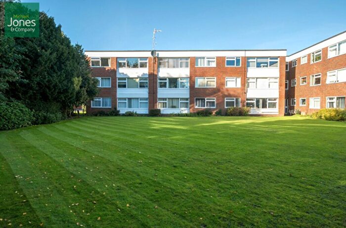 2 Bedroom Flat To Rent In St Andrews Gardens, Church Road, Worthing, West Sussex, BN13