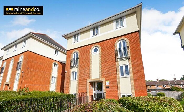 2 Bedroom Flat For Sale In Walsingham Close, Hatfield, AL10