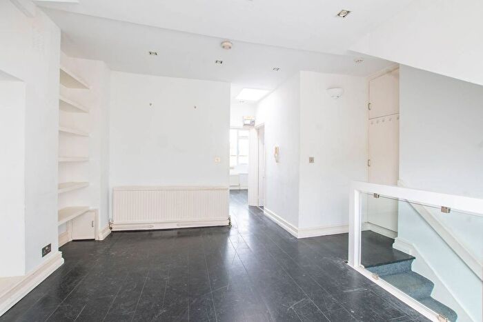 1 Bedroom Flat For Sale In Gratton Road, Brook Green, London, W14