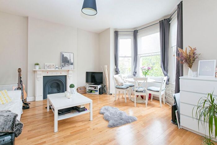 1 Bedroom Flat To Rent In Bedford Hill, SW12