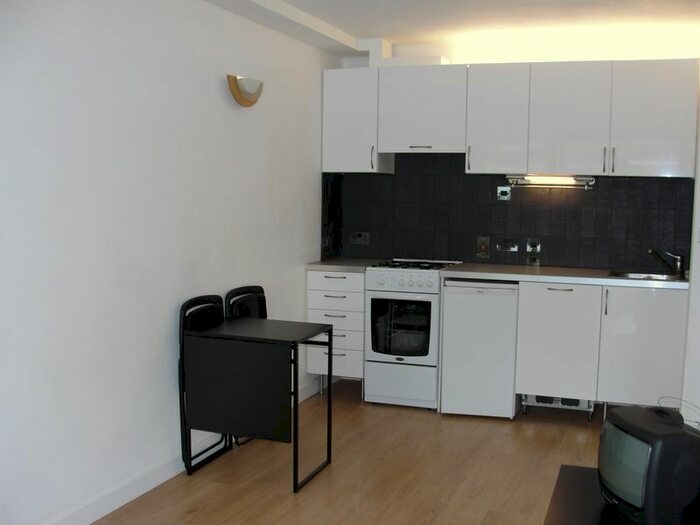 1 Bedroom Maisonette To Rent In Pennine Way, Harlington, Hayes, UB3