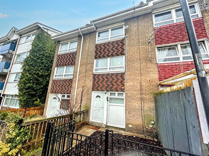 4 Bedroom Town House For Sale In Wallington Grove, South Shields, Tyne And Wear, NE33