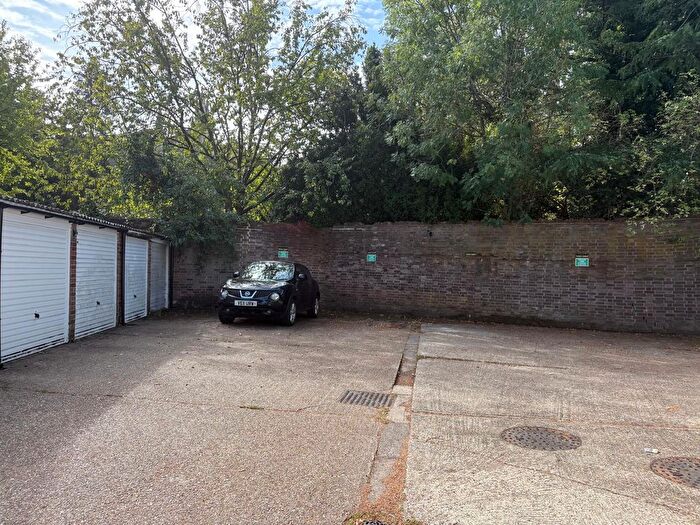 Garage / Parking To Rent In Hill House Close, Winchmore Hill, N21