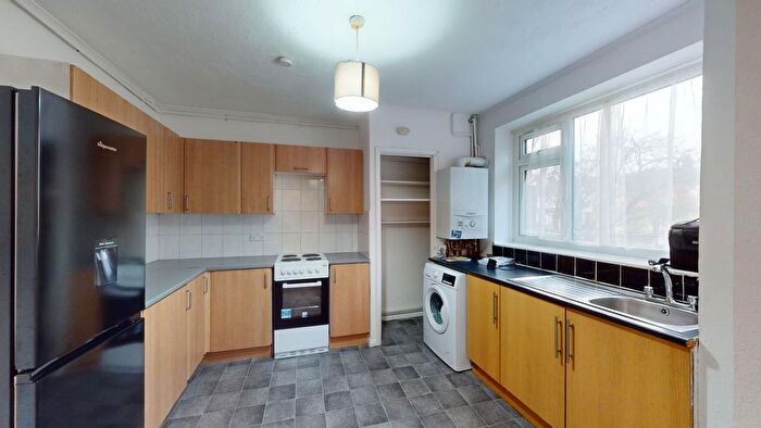 3 Bedroom Flat To Rent In Streatham High Road, London, SW16