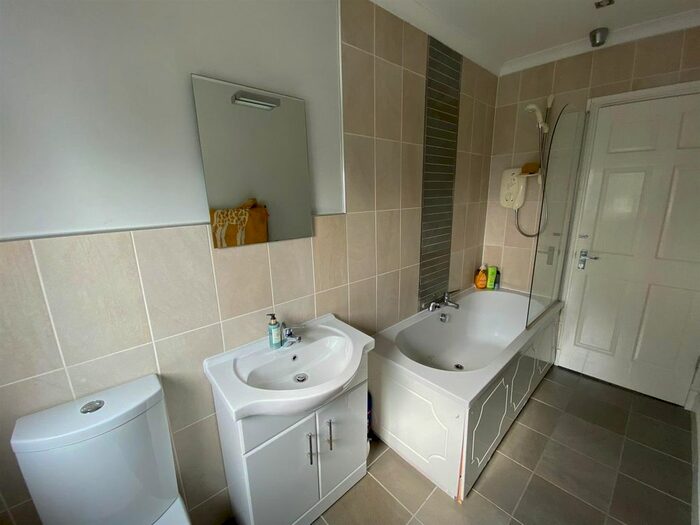 2 Bedroom Flat To Rent In The Roundel, Wishaw, ML2